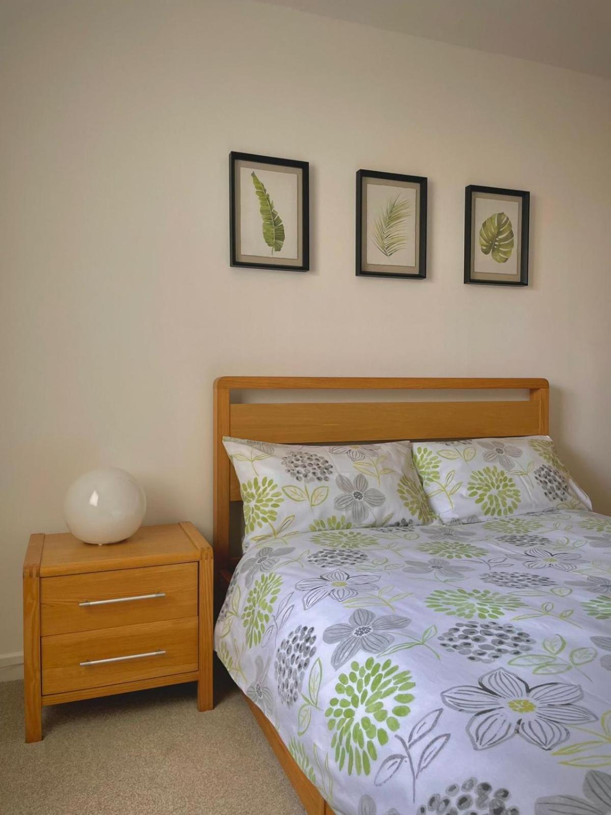 Bright 2-Bedroom Apartment With Parking In Montrose Exterior foto